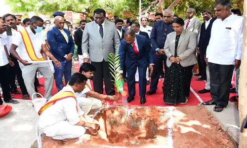 விழுப்புரம் ஒருங்கிணைந்த நீதிமன்ற வளாகத்தில்  கார் -இரு சக்கர வாகனங்கள் நிறுத்தும் இடம் திறப்பு -மரக்கன்றுகள் நடும் விழா:  சென்னை  ஐகோர்ட்டு நீதிபதிகள் பங்கேற்பு
