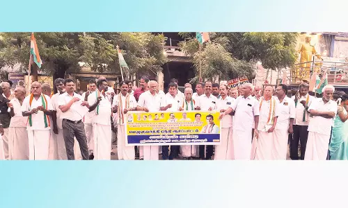 மணிப்பூர் கலவரத்தை கண்டித்து காங்கிரசார் மெழுகுவர்த்தி ஏந்தி ஆர்ப்பாட்டம்