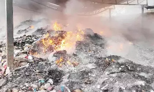 அம்பத்தூர் தொழிற்பேட்டை அருகே தொழிற்சாலை குப்பை கிடங்கில் தீ விபத்து