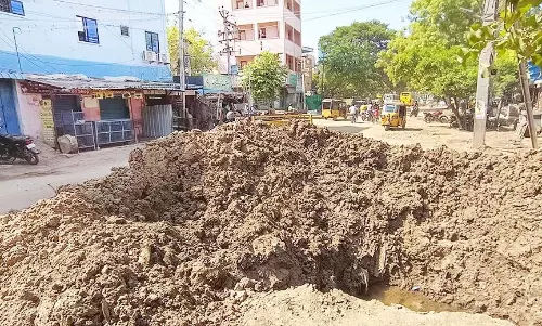 வாகன ஓட்டிகளுக்கு சவால் விடும் சீரழிந்த செல்லூர்-குலமங்கலம் சாலை