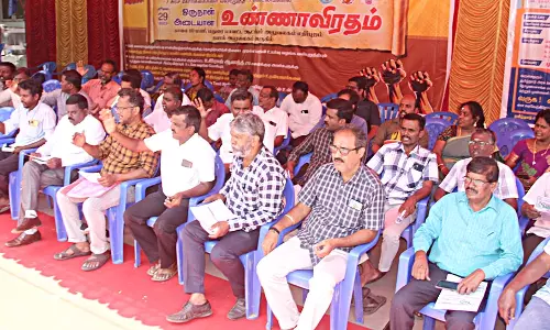 தொழிற்பயிற்சி அலுவலர்கள் உண்ணாவிரதம்