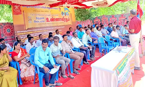 நெல்லையில் தொழிற்பயிற்சி அலுவலர் சங்கத்தினர் உண்ணாவிரதம்