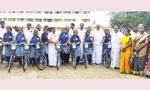 அரசு மாதிரி மகளிர் பள்ளியில் இலவச சைக்கிள்கள்