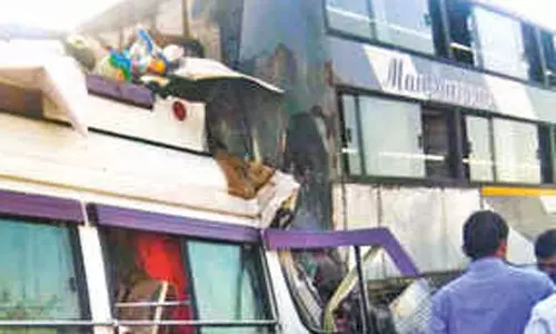 மும்பை: 2 ஆம்னி பஸ்கள் மோதல்- 6 பேர் பலி