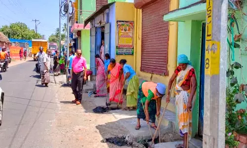 டவுன் மவுண்ட் ரோட்டில் சாக்கடை வாறுகால் தூர்வாரும் பணி