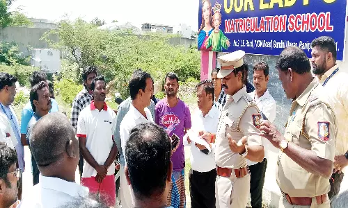 தனியார் பள்ளியை முற்றுகையிட்ட பெற்றோர்கள்