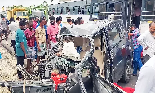 கார் மீது தனியார் பஸ் மோதி 2 பேர் பலி