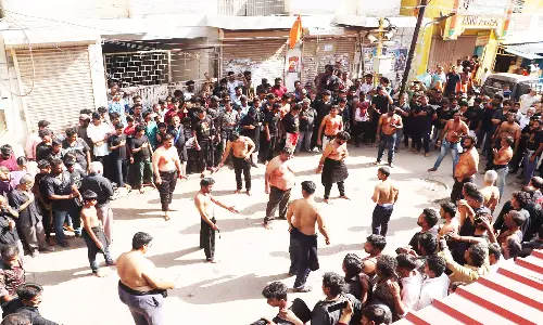 இஸ்லாமியர்கள் மார்பில் கத்தி போட்டு மொகரம் பண்டிகை