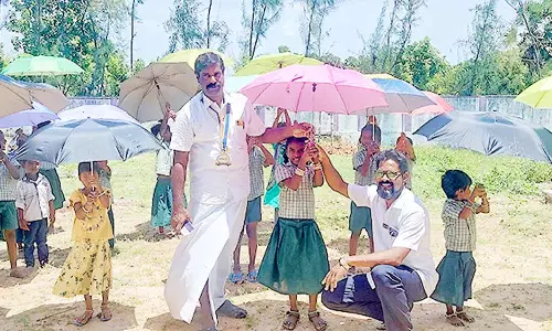 அரசு பள்ளி மாணவர்களுக்கு குடை வழங்கும் பணி தொடக்கம்