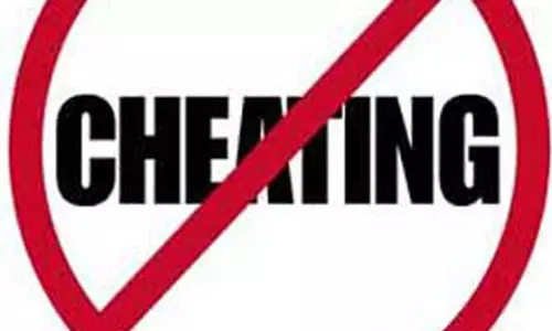 கோவையில் போலி நகைகளை கொடுத்து வியாபாரியை ஏமாற்றிய நகைக்கடைக்காரர்