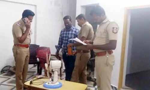 வீடு புகுந்து 2 லேப்டாப், பணம் திருட்டு