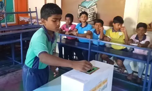 தொப்பூர் அரசு பள்ளியில் நடந்த மாணவர் மன்ற தேர்தலில் ஆர்வத்துடன் வாக்களித்த பள்ளி சிறுவர்கள்