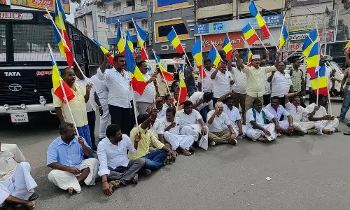 அன்புமணி ராமதாஸ் கைதை கண்டித்து  தருமபுரியில் பா.ம.க வினர் போராட்டம்