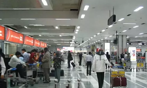 காதலனை தேடி பாகிஸ்தான் செல்ல முயன்ற இளம் பெண்- விமான நிலையத்தில் அதிகாரிகள் மடக்கினர்