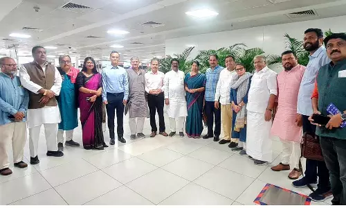 எனக்கு இந்த உதவியாவது செய்யுங்கள்.. எதிர்க்கட்சி எம்.பி.க்களிடம் பாதிக்கப்பட்ட பெண்ணின் தாயார் கண்ணீர்