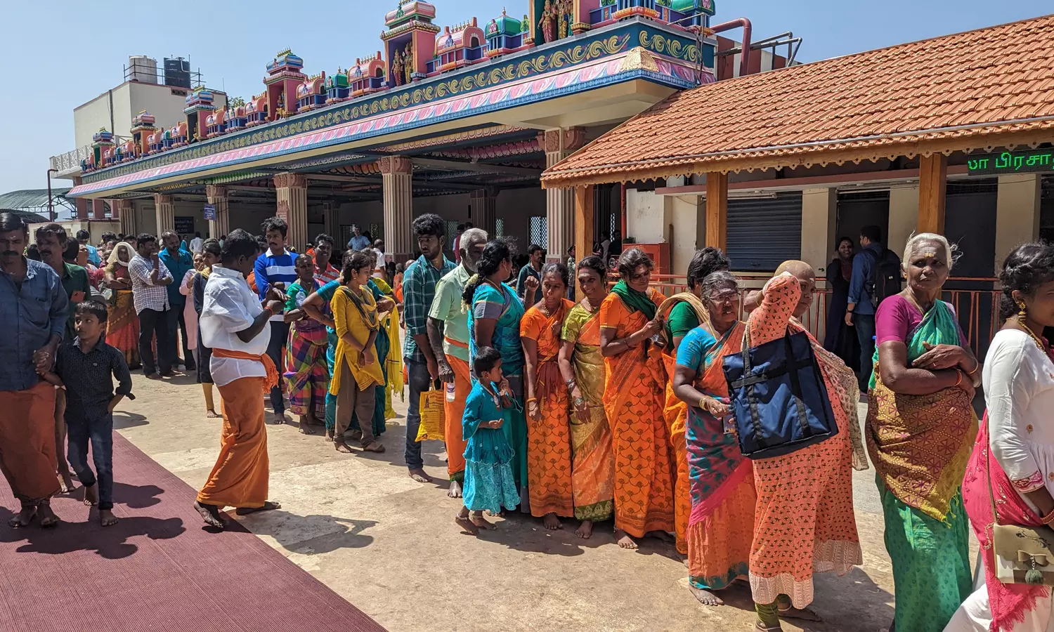 வார விடுமுறையையொட்டி பழனியில் குவிந்த பக்தர்கள் கூட்டம் வார விடுமுறையையொட்டி பழனியில் குவிந்த பக்தர்கள் கூட்டம்