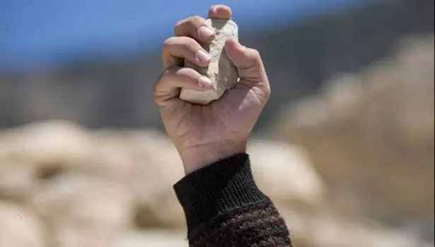 பெண்ணை கல்லால் தாக்கிய கணவர் கைது பெண்ணை கல்லால் தாக்கிய கணவர் கைது