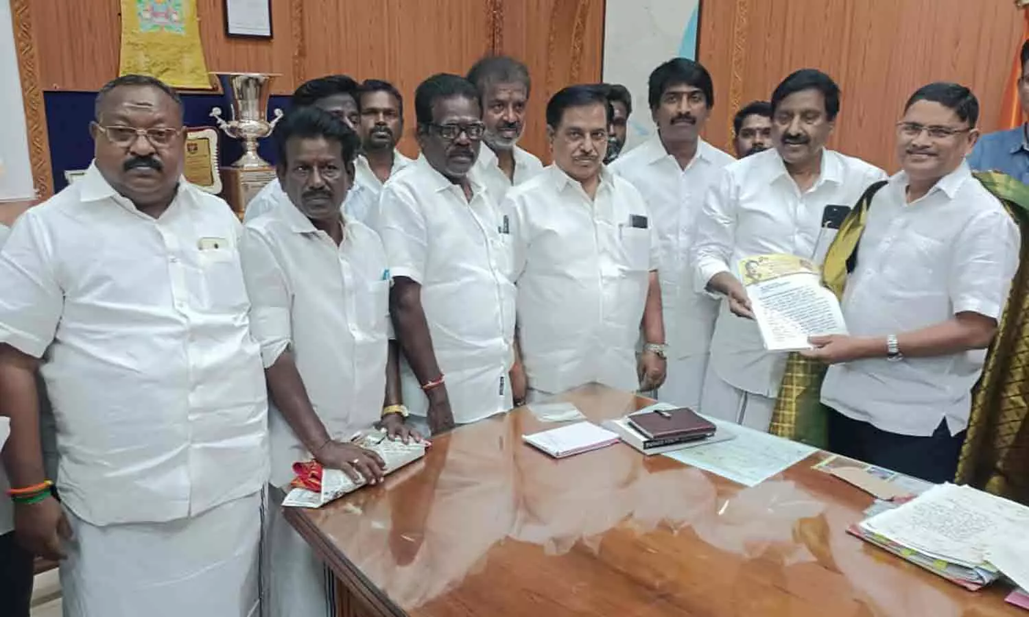 திண்டுக்கல் லியோனி மீது டி.ஜி.பி.யிடம் அ.தி.மு.க. புகார் திண்டுக்கல் லியோனி மீது டி.ஜி.பி.யிடம் அ.தி.மு.க. புகார்