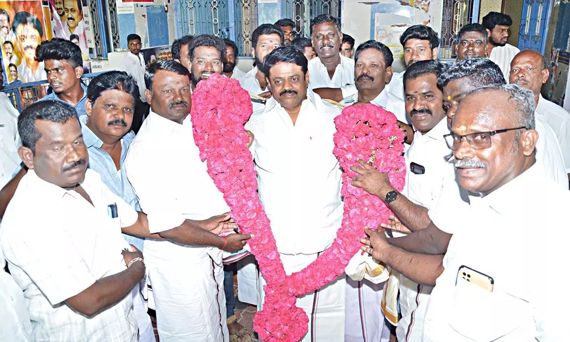 தி.மு.க. மீனவரணி அமைப்பாளா்கள்  மாவட்ட செயலாளர் மணிமாறனிடம் வாழ்த்து