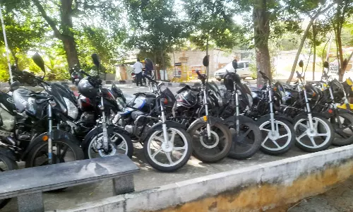 குஜிலியம்பாறை அருகே மனமகிழ் மன்றத்தில் சூதாடிய 23 பேர் கைது