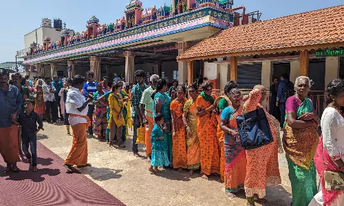 வார விடுமுறையையொட்டி பழனியில் குவிந்த பக்தர்கள் கூட்டம்