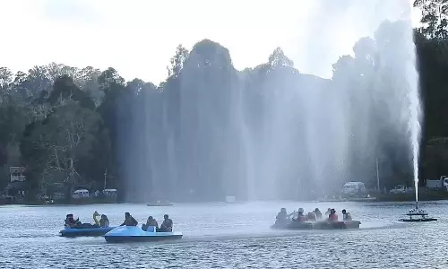 கொடைக்கானலில் சுற்றுலா பயணிகள் உற்சாகம்- போக்குவரத்து நெரிசல்