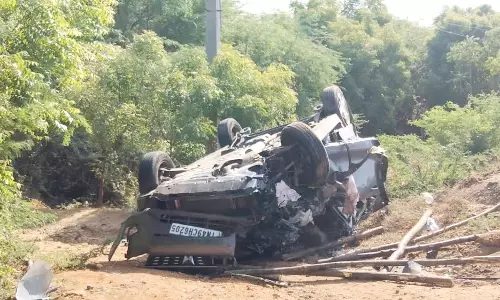 வங்கி அதிகாரி உடல் நசுங்கி பலி