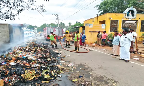 பத்திரப்பதிவு அலுவலகம் அருகேதீப்பிடித்து எரிந்த குப்பை