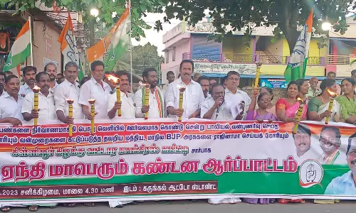 கருங்கல் பகுதியில் காங்கிரஸ் கட்சியினர் மெழுகுவர்த்தி ஏந்தி ஆர்ப்பாட்டம்