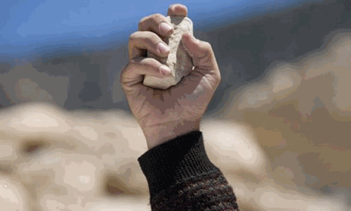 பெண்ணை கல்லால் தாக்கிய கணவர் கைது