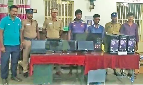 தனியார் கல்லூரியில் திருடிய 2 பேர் கைது