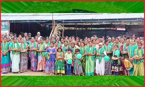 தேங்காய்க்கு பூஜை செய்து பெண்கள் போராட்டம்