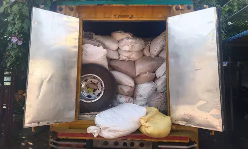 கூண்டு கட்டிய மீன் வண்டியில் கடத்த முயன்ற 6 டன் ரேசன் அரிசி பறிமுதல்