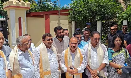 மணிப்பூர் வன்முறை: கவர்னரிடம் அறிக்கை அளித்த எதிர்க்கட்சி எம்.பி.க்கள்