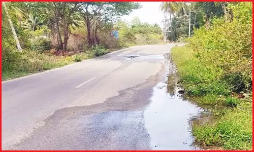 குழாய் உடைந்து சாலையில் ஆறாக ஓடும் குடிநீர்