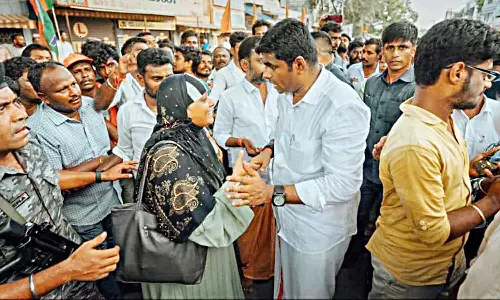 நடைபயணத்தில் எளிமையாக அனைவரையும் கவர்கிறார்: அண்ணாமலையுடன் செல்பி எடுக்க பொதுமக்கள் ஆர்வம்