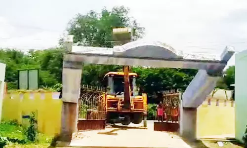 சேதமடைந்த பள்ளி நுழைவு வாயில் இடித்து அகற்றம்