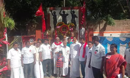 தியாகிகள் நினைவு இடத்தில்  தொழிற் சங்கத்தினர் அஞ்சலி