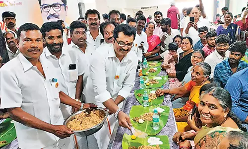 பிறந்தநாளையொட்டி சமத்துவ விருந்துபொதுமக்களுடன் அமர்ந்து சாப்பிட்ட சரத்குமார்