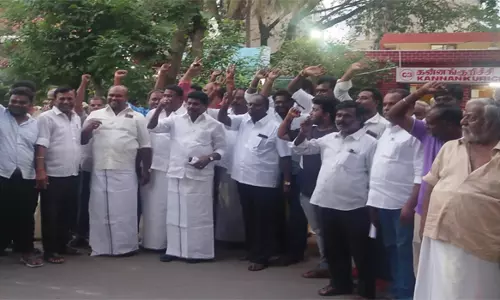 கன்னங்குறிச்சி போலீஸ் நிலையத்தை முற்றுகையிட்டு அ.தி.மு.க.வினர் போராட்டம்