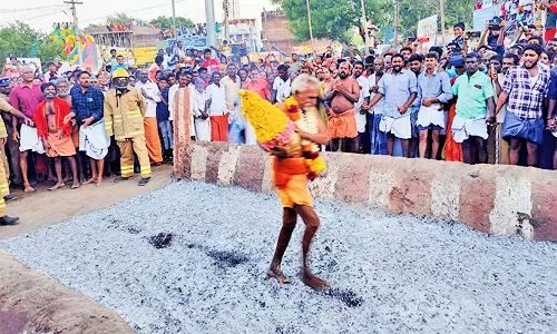 சிவகிரி அருகே திரவுபதி அம்மன் கோவிலில் பூக்குழி திருவிழா