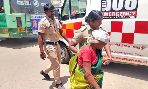 பாவூர்சத்திரத்தில் அரசு பஸ்சில் இருந்து தவறி விழுந்து மூதாட்டி காயம்-சிகிச்சைக்கு அழைத்து சென்ற  பெண் போலீசுக்கு குவியும் பாராட்டுக்கள்