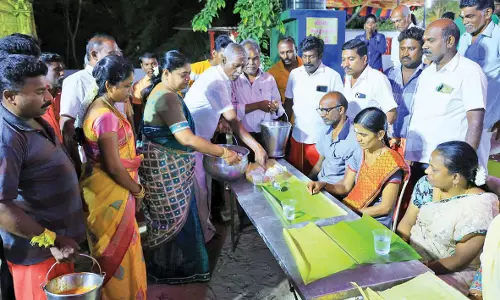 தூத்துக்குடி பத்திரகாளியம்மன் கோவில் கொடை விழாவை முன்னிட்டு அன்னதானம் - அமைச்சர் கீதாஜீவன் தொடங்கி வைத்தார்