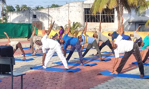 போலீசாருக்கு மன அழுத்தத்தை குறைக்க வாரந்தோறும் யோகா பயிற்சி