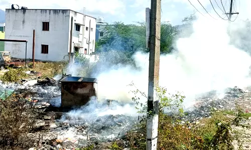 கோவை அருகே குப்பை தொட்டியில் பற்றி எரிந்த  தீ