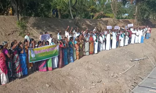 விவசாயிகள் கால்வாய்க்குள் இறங்கி போராட்டம்