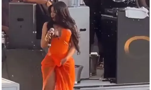 கச்சேரியின்போது ரசிகர்கள் மீது மைக்கை வீசி எறிந்த பிரபல ராப் பாடகி - அமெரிக்காவில் பரபரப்பு
