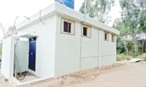 ஓசூர் அரசு பள்ளி கழிப்பறையை சீரமைக்க வேண்டும்