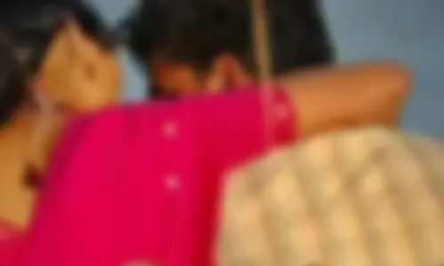 கள்ளக்காதல் ஜோடியை மடக்கி பிடித்த காதலனின் மனைவி குடும்பத்தினர்- நள்ளிரவில் போலீசார் மீட்டனர்