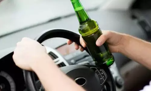 போதையில் காரை ஓட்டி மூக்கை உடைத்துக்கொண்ட வாலிபர்- என்னை தாக்கியது யார்? என கேட்டு போலீசாருடன் வாக்குவாதம்